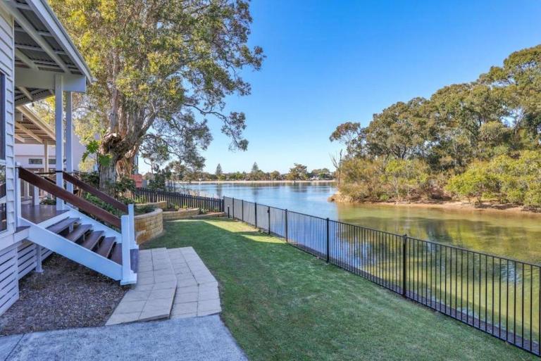 Luxury Waterfront Stay at Tallebudgera Creek - B&B Gold Coast