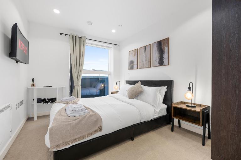 Panoramic City Views Elegant 2BR, 2 Min to Metro - B&B Manchester