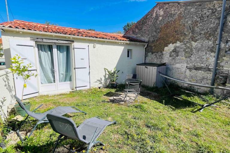 La petite maison du Loubat avec jardin - Chambres d'hôtes Asnières-la-Giraud