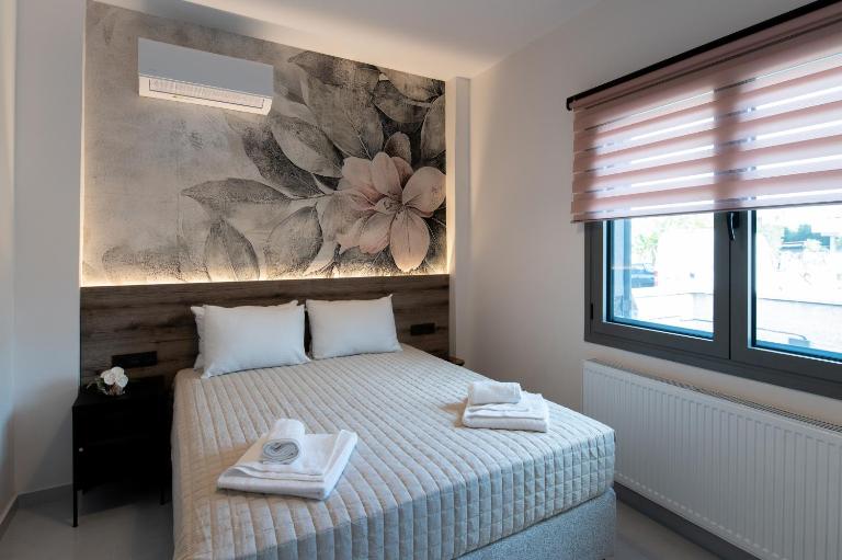 Lumera Urban Stay - New 2BR Home with Private Parking near Old Town - B&B Chania