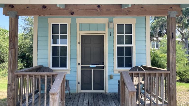 Colorful Waterfront Cabin Rentals on the Braden River near Sarasota, Florida - Bed and Breakfast Bradenton