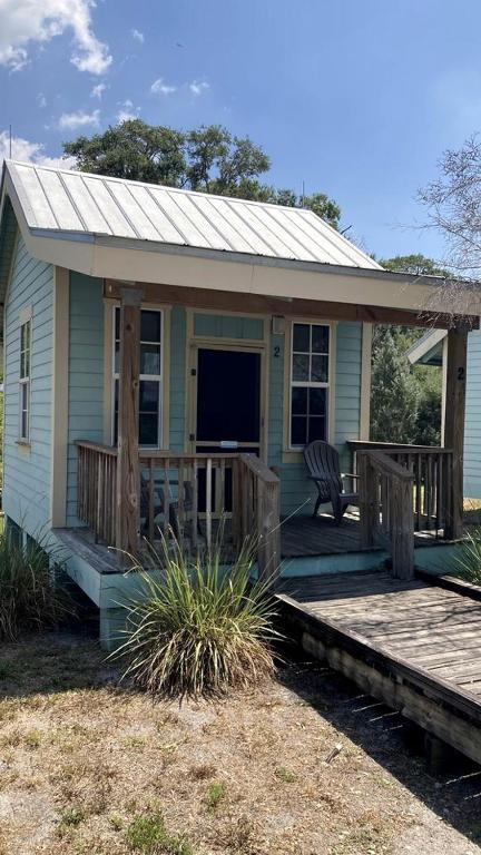 Lakeside Cabin for a Glamping Getaway near Tampa, Florida - B&B Bradenton