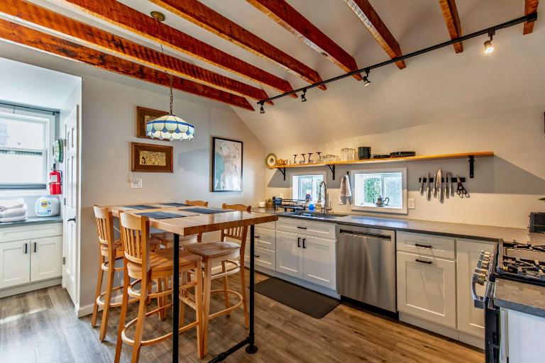 Private Renovated Apt w WasherDryer near dwntwn - B&B Burlington