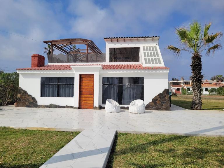 Casa con Piscina privada y a pasos de la playa - B&B Lurín