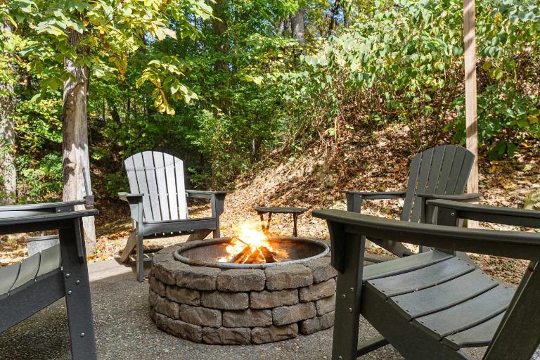 Smoky Mountain Hideaway with Hot Tub & Firepit - Ferienwohnung Pigeon Forge