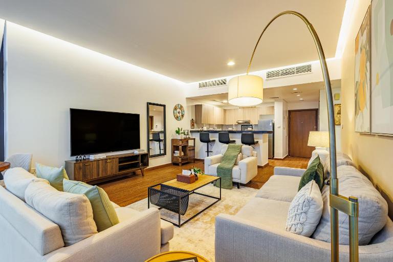 Champions' Apartment - Balcony Sunsets - Rooftop Pools - Modern Oasis - Family Heaven - Full Canal Views - 2 min walk from Space42 Arena - Bed and Breakfast Abu Dhabi