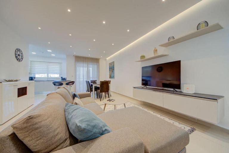 St Julians 3BR Apt Sleeps 6 Central and Stylish - B&B San Julián