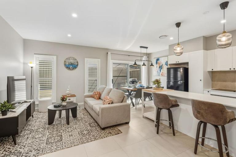Modern Family Oasis Luxe with Balcony AC and Backyard) - B&B Brisbane