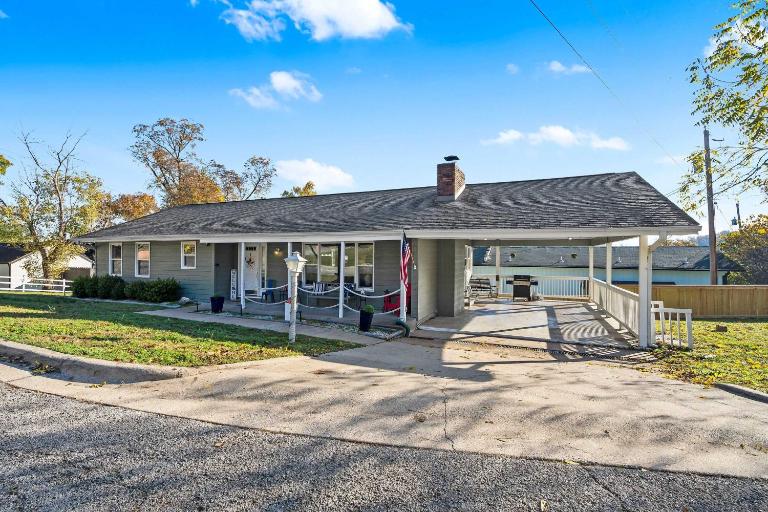 Branson Downtown Beauty - 4 BDR Home Sleeps 15 - B&B Branson