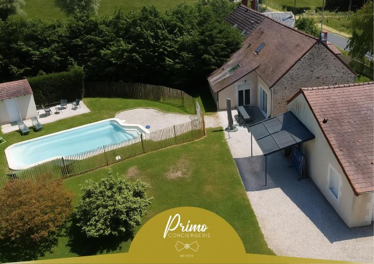 "Villa du Circuit" avec Piscine, 4 Chambres, 4 SDB, à 8 min du circuit, parking et portail électrique - Chambres d'hôtes Mars-sur-Allier