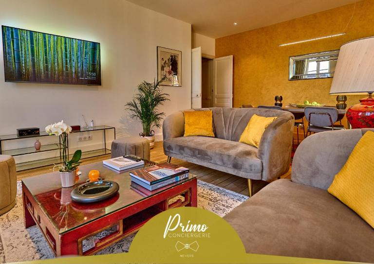 Appartement Montagnon - Les Suites du Palais - Classé 4 étoiles, parking privé, vue cathédrale, 3 chambres, PRIMO C0NCIERGERIE - B&B Nevers