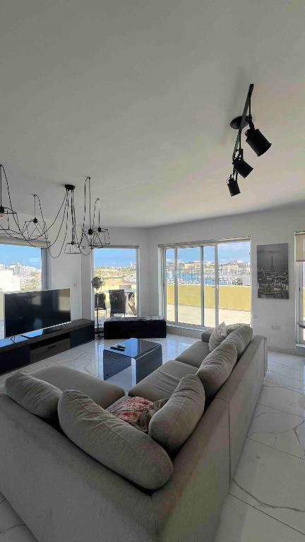 Renata's Three bedrooms Penthouse with Sea view - Bed and Breakfast Gżira