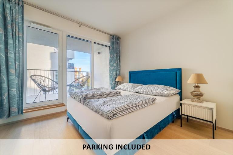 Chic Prague Living at Vista Serenity Apartment with Balcony - B&B Praga