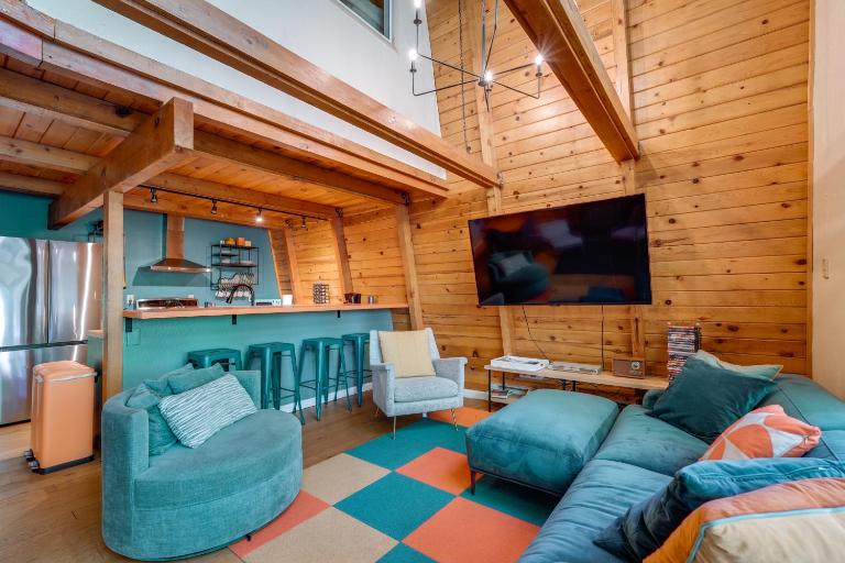 Charming Pinecrest Cabin w/ Private Deck - B&B Strawberry