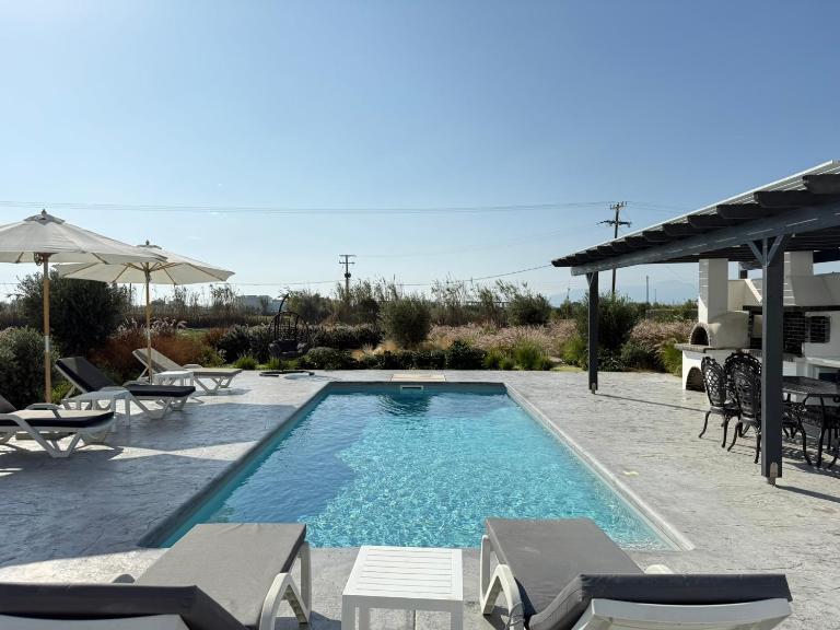 Villa Finoe 4 BDR with Private Pool - B&B Plaka