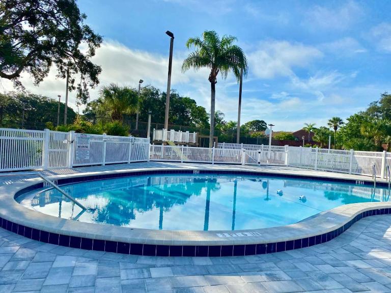 AMI, 2 Heated Pools, IMG, 2 hot tubs, Pickleball - Bed and Breakfast Bradenton