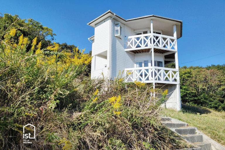 Ultra Private Off Grid Island Villa Near the Beach Mandarin Farm Setting - Chambres d'hôtes Bizen