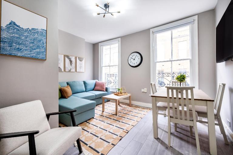 2 Bed 1 Bath Two-Story Apartment with Private Entrance - B&B Londra