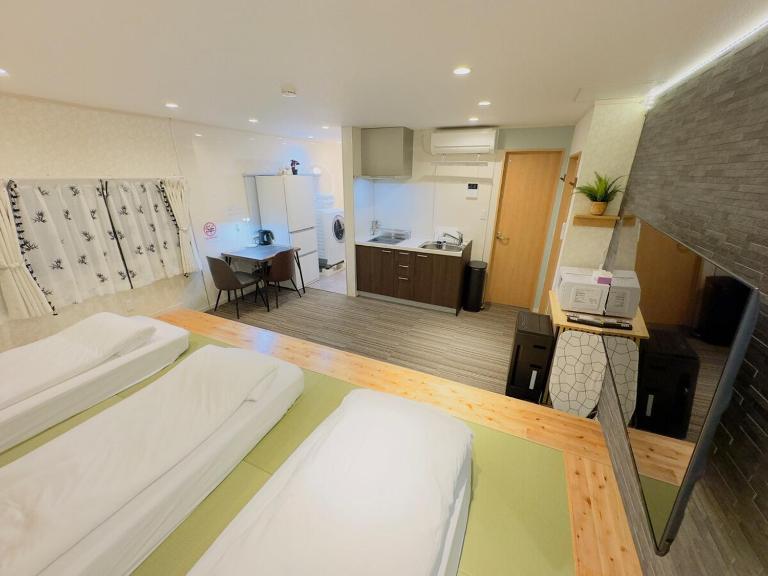 HANA Kyobashi 2nd floor newly renovated 3 minutes to station - direct to Kyoto, Nara, Kansai Airport, Umeda, Osaka - B&B Osaka