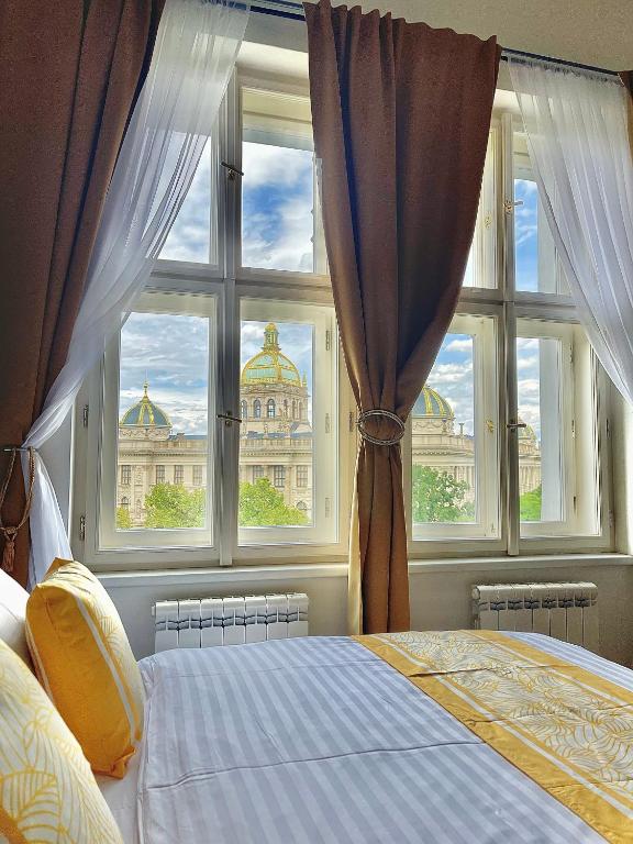 Prague 1 Center Elegant 2BR Apartment with Panoramic Museum View and King Bed - B&B Praga