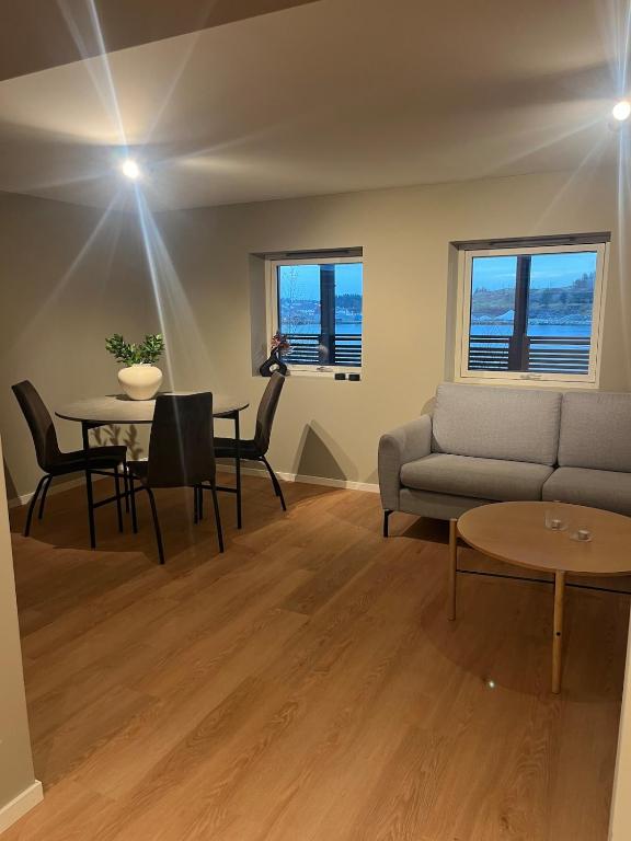Apartment right by Karmsund - B&B Kjørmo