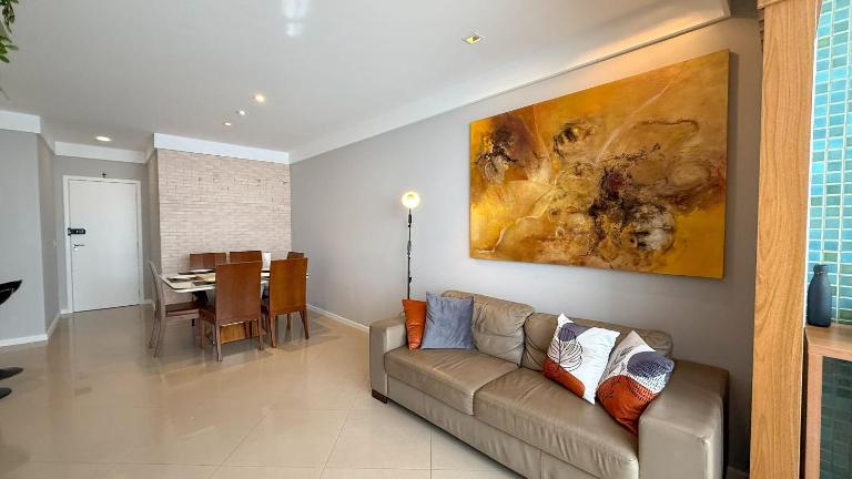 RefugioBacutia- Prédio FRENTE MAR Bacutia- 6 pessoas- 3 Quartos com AR sendo 1 suite - varanda- sala de estar e jantar Ampla -Piscina e Sauna no Prédio - B&B Guarapari