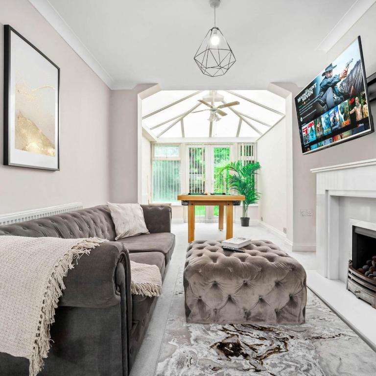 Stylish 3 Bedroom House - Pool & Tennis Table - Garden - Off Street Parking 782S - Bed and Breakfast Birmingham