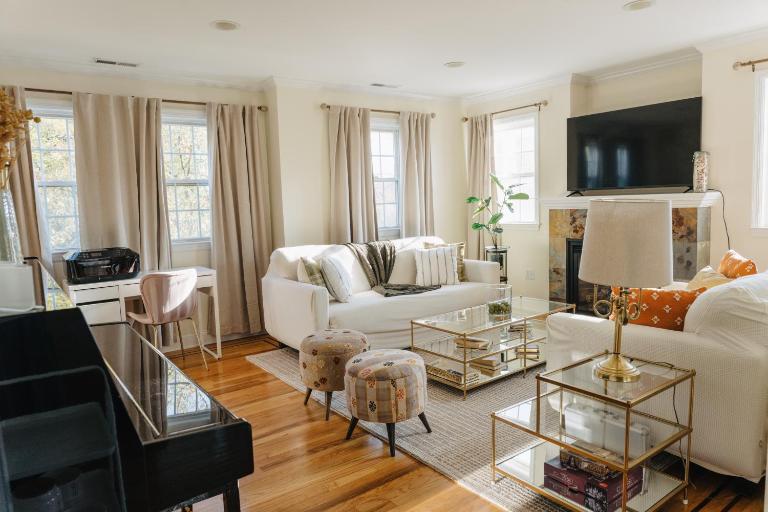 Walkable Townhouse with Garage 45 min to NYC - B&B Stamford