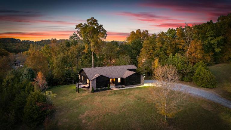 Ain't Life Grand! Spectacular Smoky Mountain Cabin with Indoor Pool, Game Room and Hot Tub - Ferienwohnung Sevierville