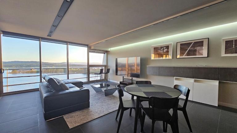 A breathtaking lake view in NewActon Canberra - B&B Canberra
