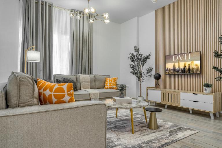 DVH Luxe Retreats 1BR Yas Island near Ferrari World & Yas Mall - Bed and Breakfast Abu Dhabi