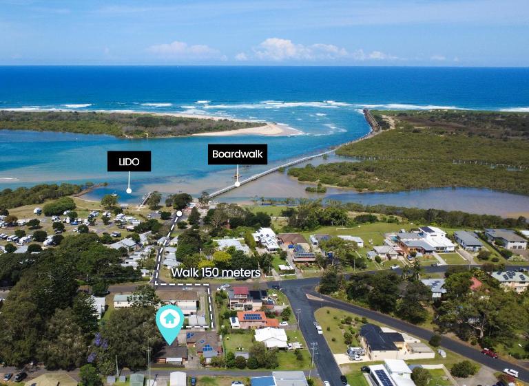Coastal Townhouse, Walk Everywhere - B&B Urunga