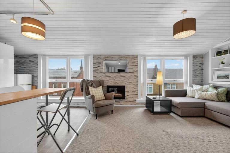 Coastal Charm: Modern Retreat by Seafront - B&B Largs
