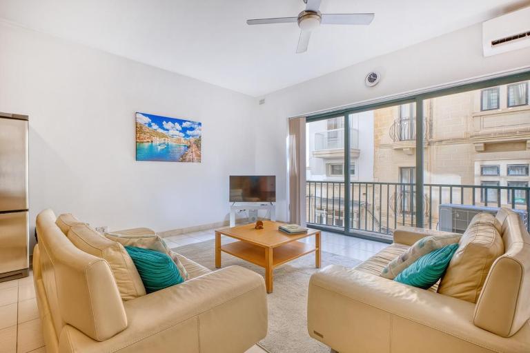 Spacious 3-Bedroom Apartment at Tigne Sliema - Ferienwohnung Sliema