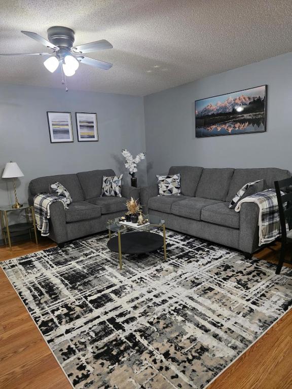 The E-Town Retreat 2BR townhouse close to Downtown - B&B Elizabethtown
