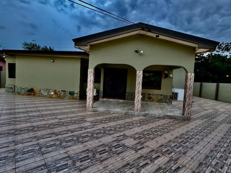 Newly Renovated 2 bedroom solar house near in Accra near Aburi Boarder - B&B Accra