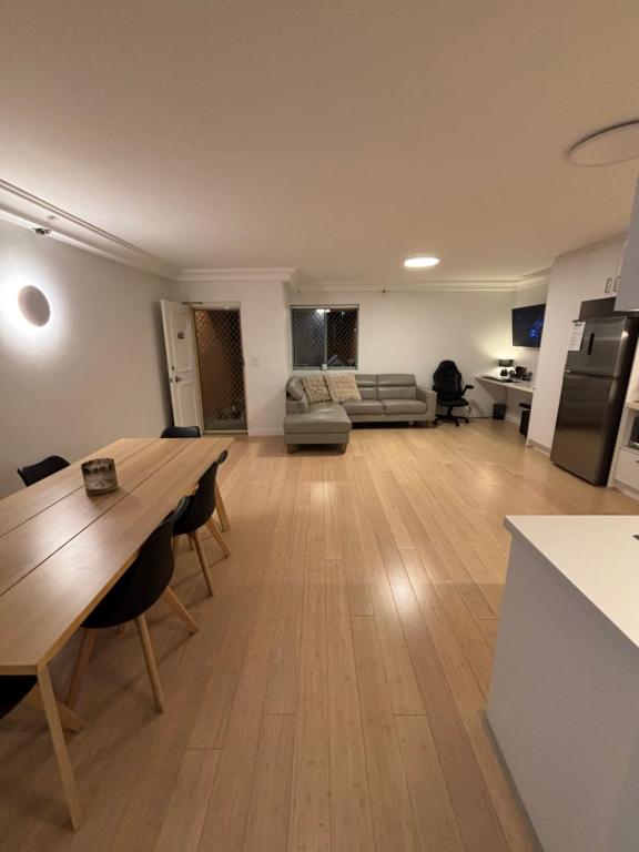 2 Bed 2 Bath Apartment with Secure Parking in Sydney CBD - 1 Min Walk To Darling Harbour & World Square- Center Of China Town - Chambres d'hôtes Sydney