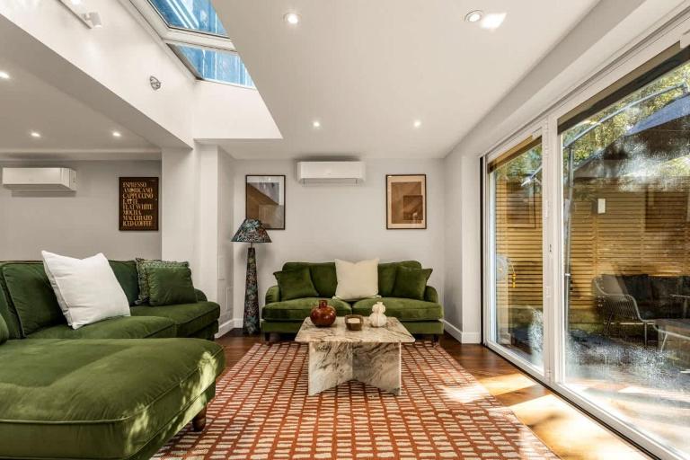 Stylish 5-Bedroom London Retreat AC - B&B London