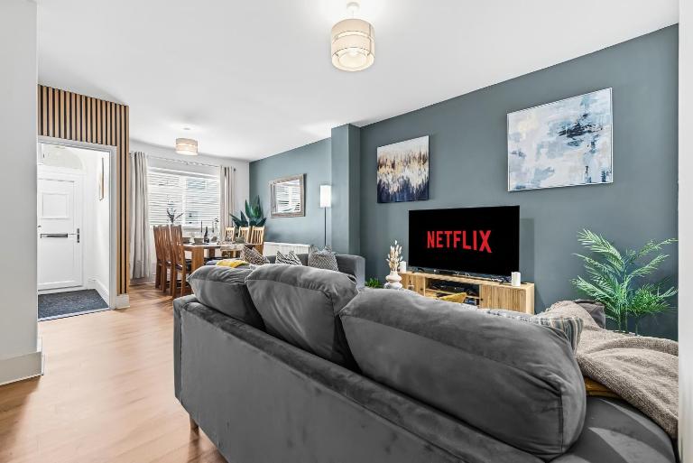 3-Bedroom Cosy, Spacious, Stunning House, Southsea, Pet-Friendly, Sleeps 6, Parking Available - LONG TERM STAY SUMMER SPECIAL OFFER AVAILABLE! by Blue Puffin Stays - B&B Portsmouth