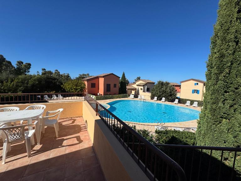 T3 climatisé avec vue piscine - B&B Belgodere
