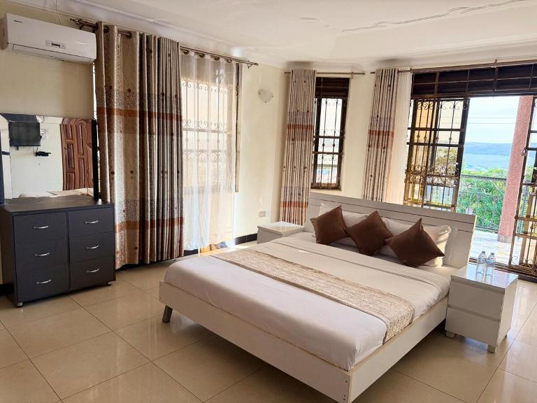 Marina Lake View Villa - B&B Jinja