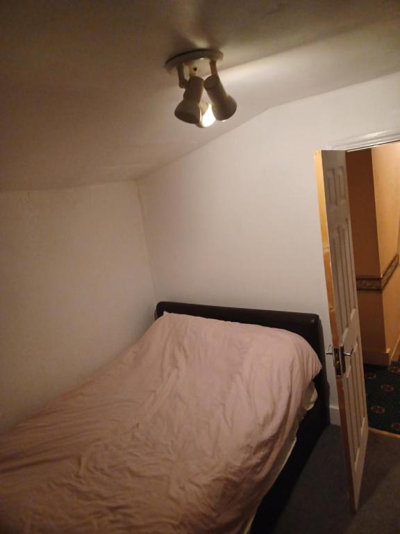 Cozy King Room with Shared Kitchen & Bathroom - Ferienwohnung Lasham