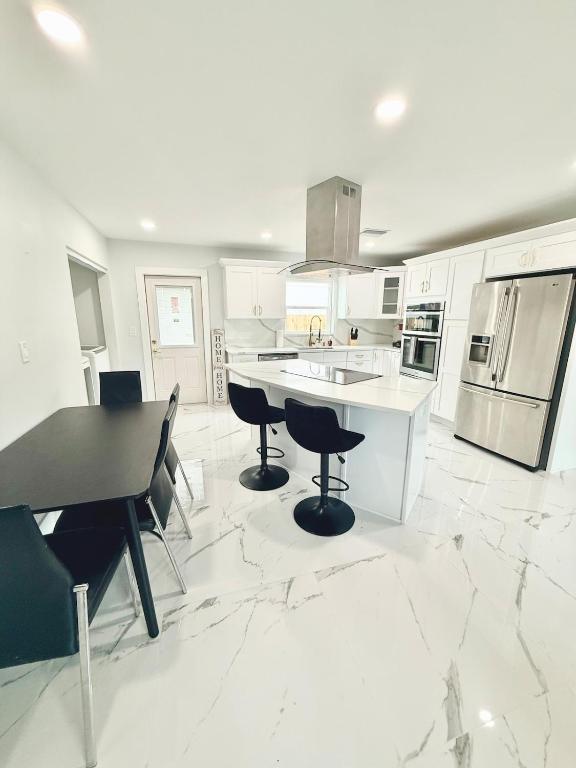 Luxurious 3 bedrooms 2 bath Ultimate Beach Life! 5 min walk to beach! - Ferienwohnung St. Pete Beach