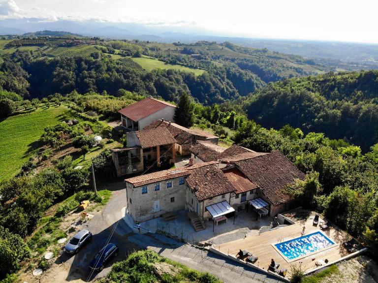 Casa in Bocca al Lupo Ruime design-appartementen met zwembad en Alpenzicht in de Langhe - B&B Clavesana