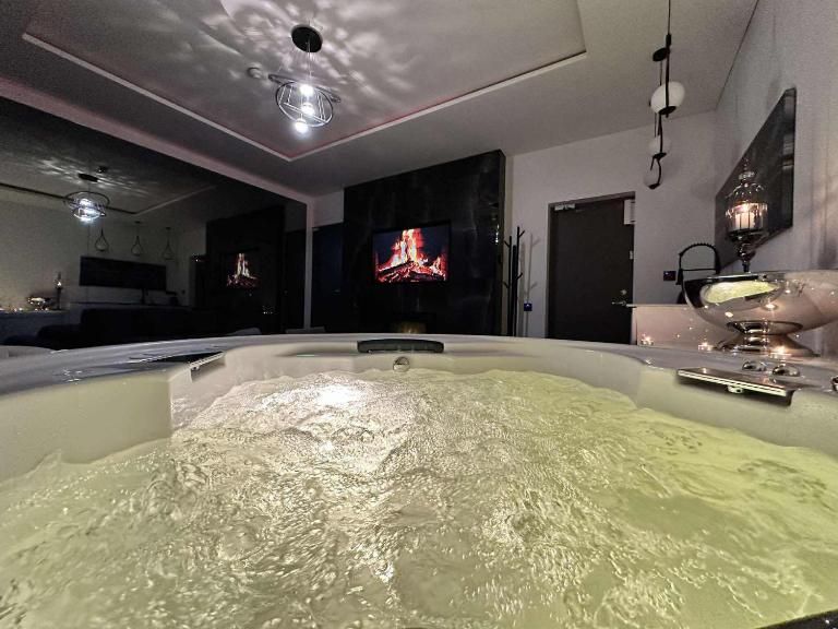 Host 5 apartment with jacuzzi - B&B Kaunas