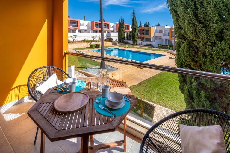 Apartamento Vista Piscina - Bed and Breakfast Guia