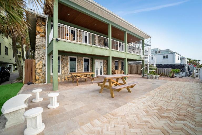 Stones Throw Beachside Bungalow #2 AT THE BEACH - B&B Clearwater Beach