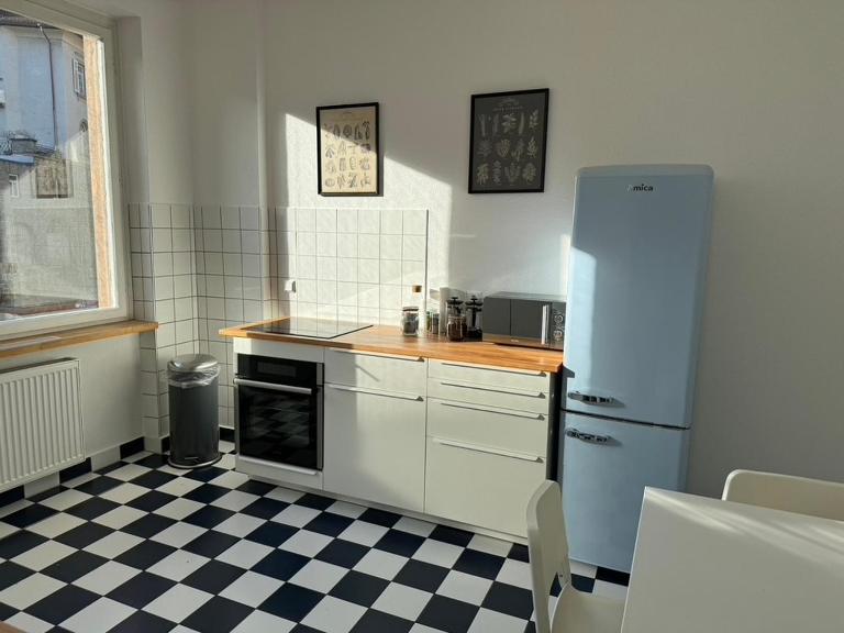 6 Einzelbetten - 4 Zimmer - eigener PARKPLATZ - Balkon - B&B Pforzheim