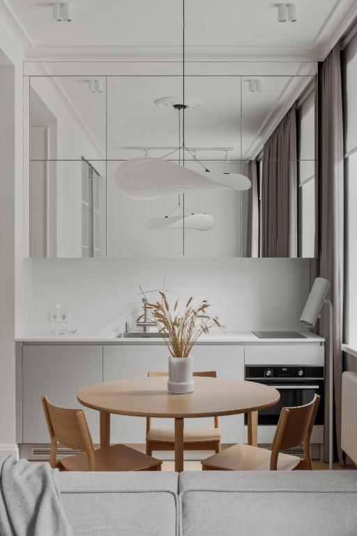 Premium Designer Apartment with Park View by Innorental - B&B Riga