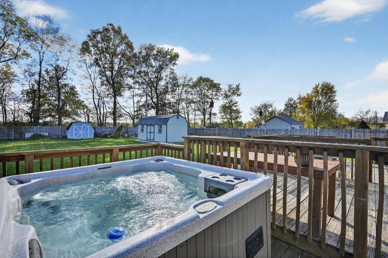 Cozy Retreat with Hot Tub in Peaceful Goshen - Chambres d'hôtes Goshen
